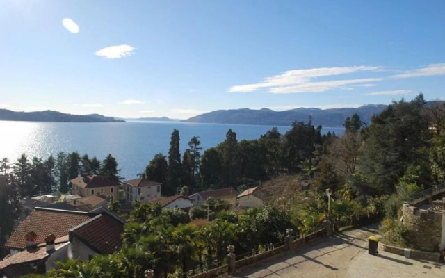 Azalea Apartment With Terrace and Lake View