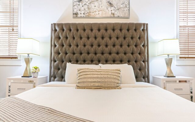 Modern 3BR Condo With Pool