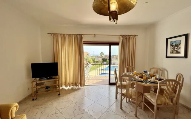 Quarteira Elegant With Pool by Homing