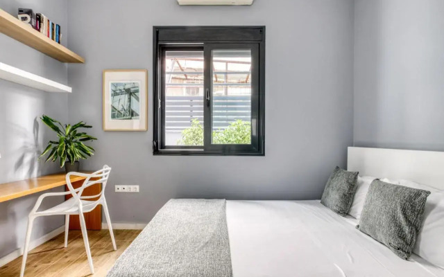 Spacious flat with courtyard and private parking!