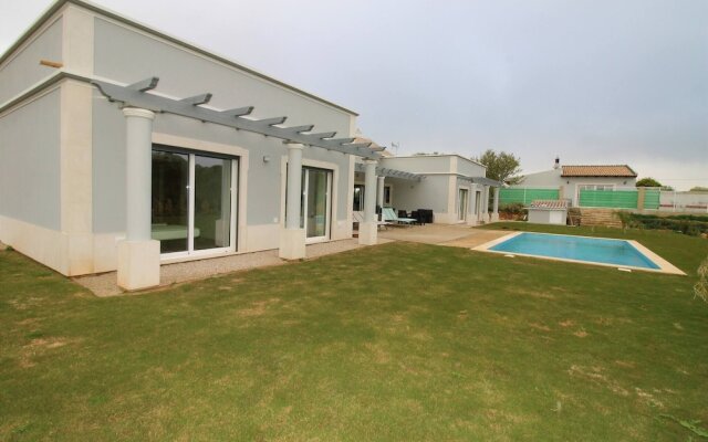 Semi-detached Villa With Pool In Rural Setting