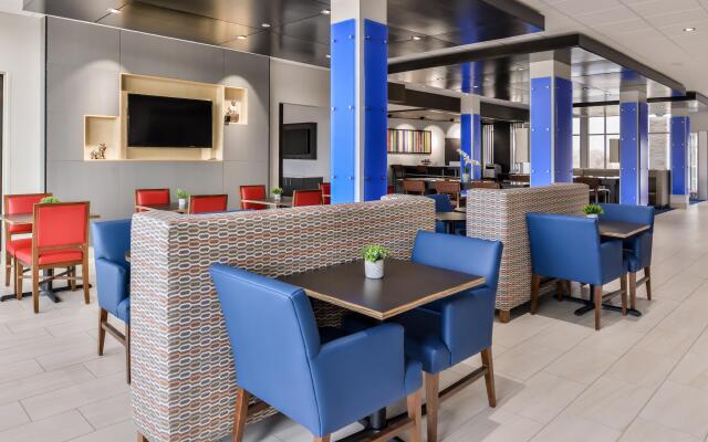 Holiday Inn Express & Suites Kansas City - Lee's Summit by IHG