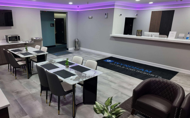 Super 8 by Wyndham Hampshire IL