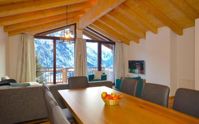 Ski-In / Ski-Out Chalet Maiskogel 13a by Alpen Apartments