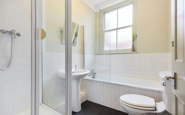 Classic Edwardian Flat near Emirates