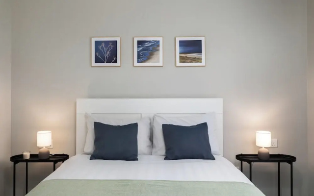 Sunlit Top Floor 2BR APT Big Terrace