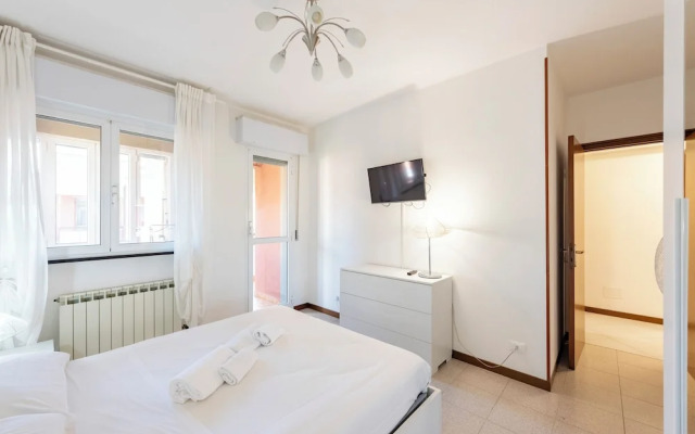 Charming 2-bed flat  balcony & parking