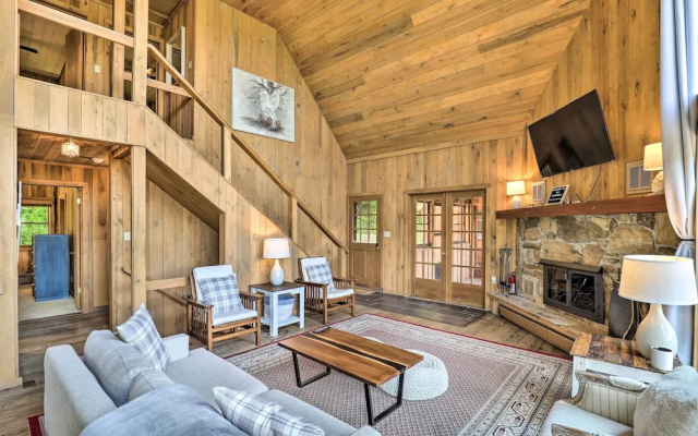 Stunning Views: Mountaintop Cabin in Burnsville! - фото 3