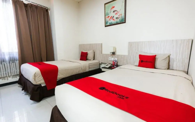 Reddoorz Plus Near Karebosi Area 3