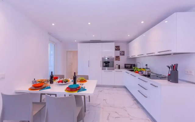 Yellow View Apartment