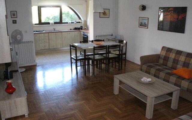 Apartman 100m2, full opremljen, privatni parking.