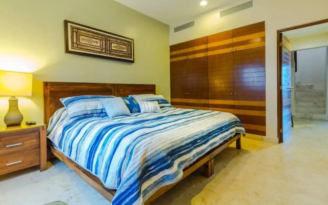 Beachfront Penthouse! Private Jacuzzi! Live the Dream!