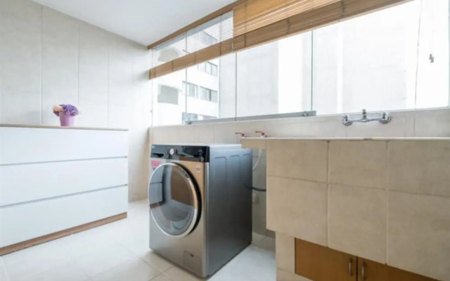 Charming Spacious Apt w City Ocean Views