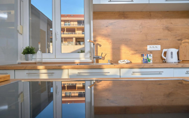 M Entire floor in a spacious house with pool