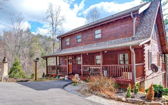 Black Bear Hideaway 3 Bedroom Home with Hot Tub