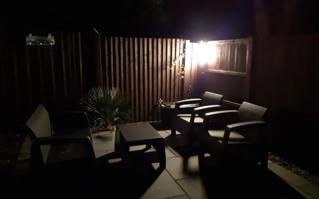 Impeccable1 Double bed Cabin in Poole With Hot Tub