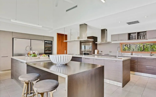 Modern Oasis Stunning Views of Golf Course River