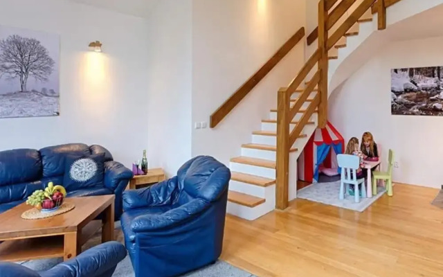 Spacious Apartment With Easy Connectivity