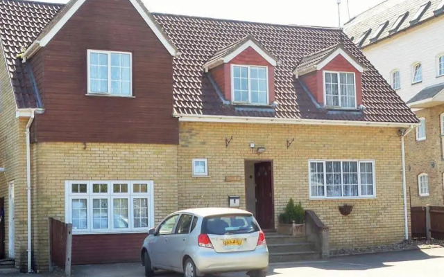 Roydon Marina Village Hotel