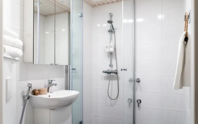 Luminous 2br with free parking & sauna