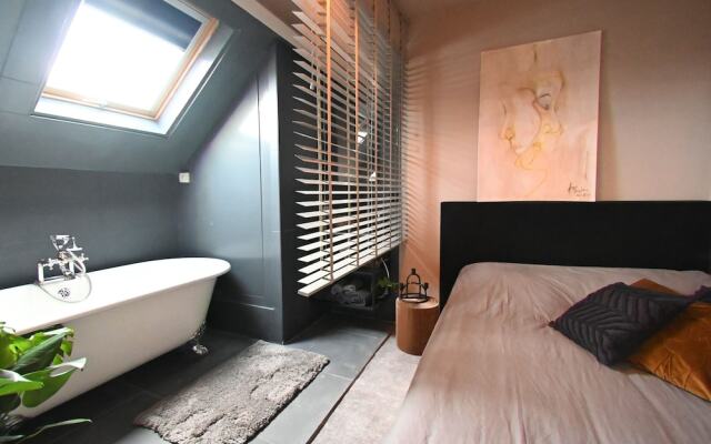 Cheap, Affordable Luxury in Antwerp Cc-4