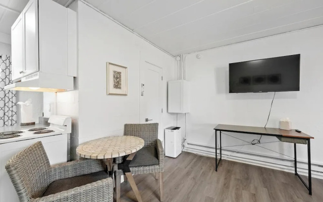 Chic City Retreat 93H