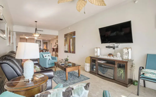 Beachfront Condo w/ Pool Access in Biloxi!