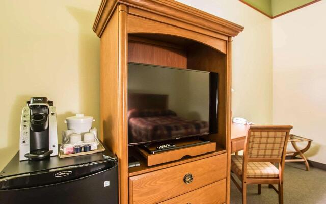 Econo Lodge Inn & Suites