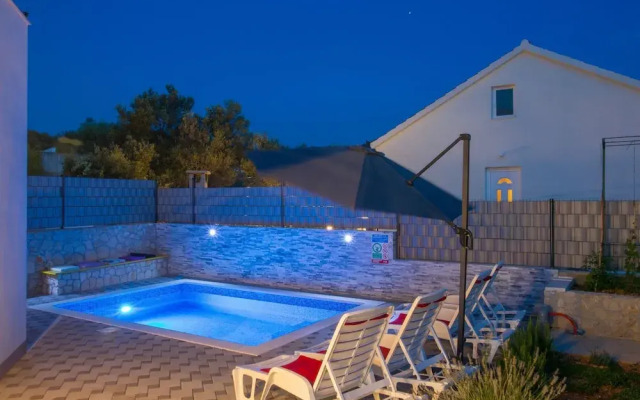 Elegant Oasis Vinisce Villa With Pool