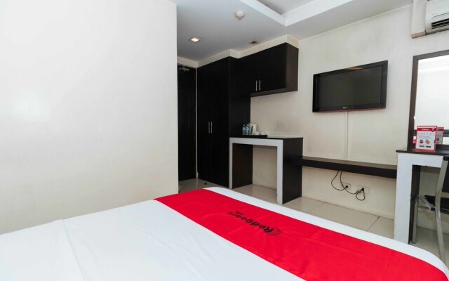 RedDoorz near Quezon City Circle