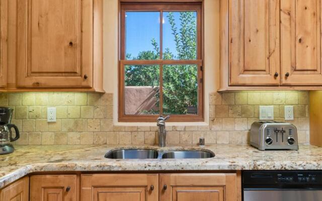 Casa Nona - Pristine Home in the Railyard District, Walk to The Plaza
