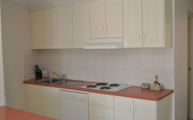 Black Dolphin Motel & Apartments