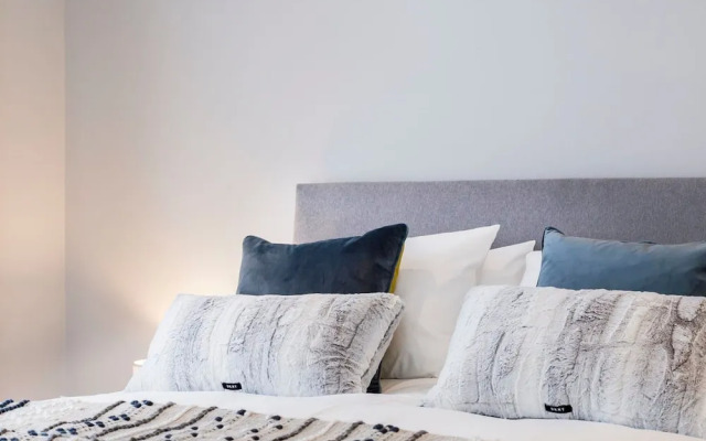 Stylish new Home With Parking - King Beds Garden