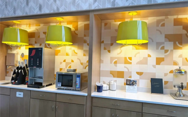 Days Inn & Suites by Wyndham Wausau