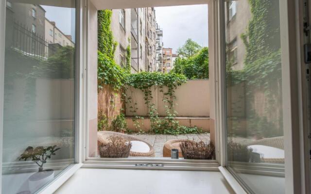 Quiet apartment in the city center with own terrace