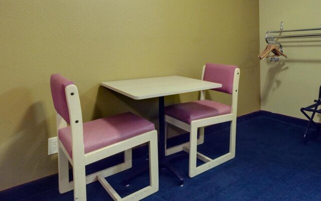 Econo Lodge Inn & Suites