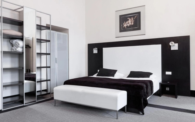 Old Town Square Residence by Emblem