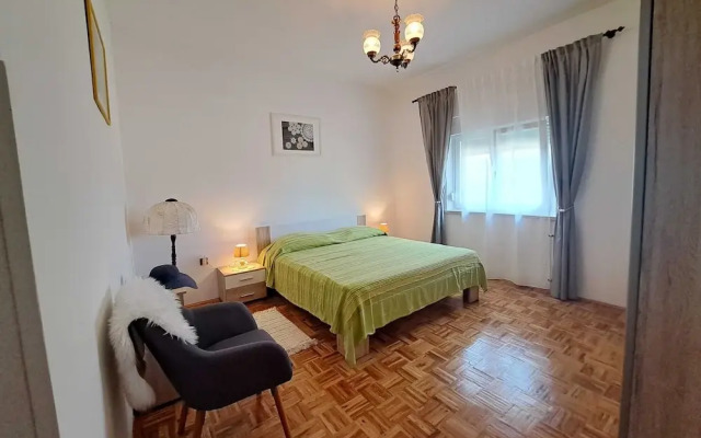 Spacious Urban Retreat Apartment With Terrace