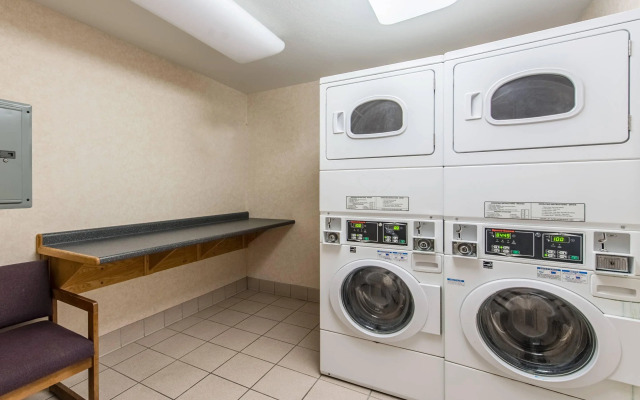 Cardinal Inn & Suites