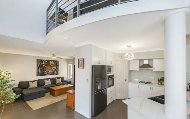 Stylish 3-bed Townhouse With Courtyard & BBQ