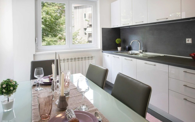 Sunny 2bdr Apartment With a Balcony