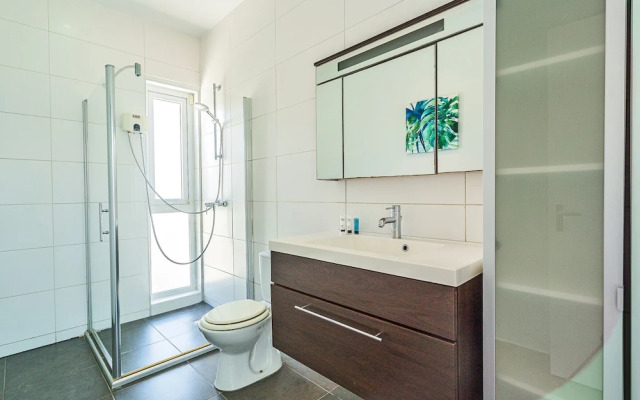 Stunning Modern Home, Near Beaches Full AC