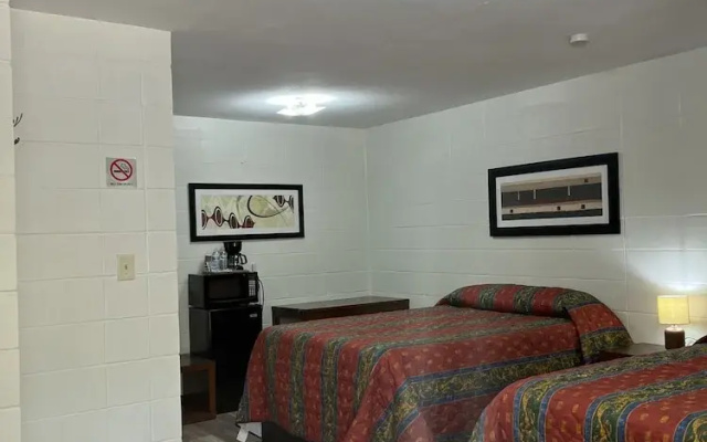 Driftwood Inn and Lodge by the lake