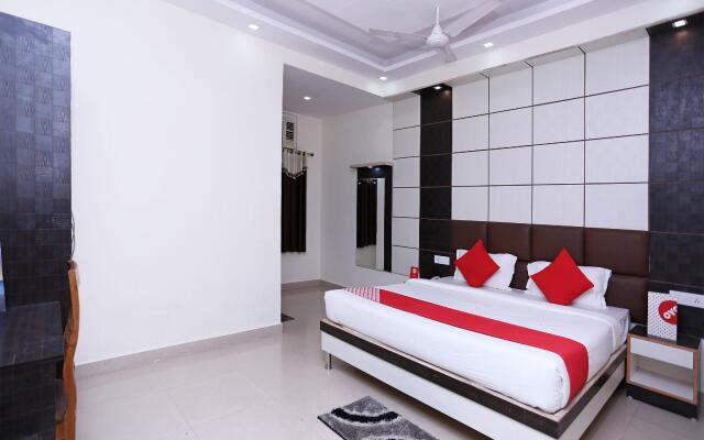 OYO 15643 Laxmi Sadan Residency