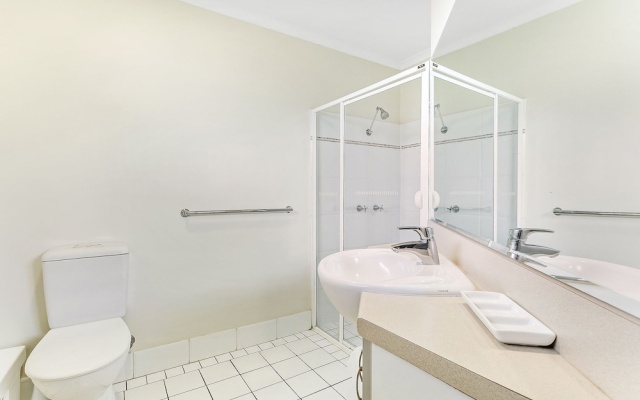 Zenith Studio Unit 3, 10 Messines Street – Bathroom – Shoal Bay
