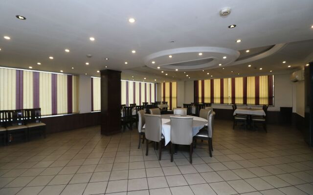 OYO 9978 Hotel Calista