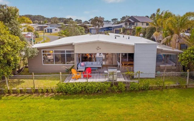 Sanctuary By The Water - Matarangi Holiday Home