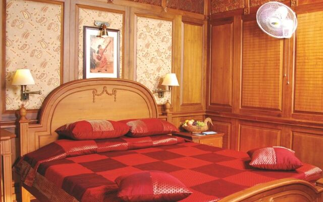 Sterling House boat Lake Palace Alleppey