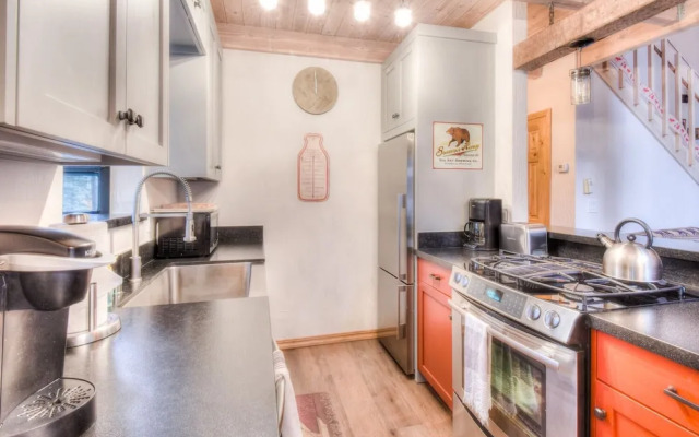 Relax at Rustic Tahoe Charm Minutes to Lake