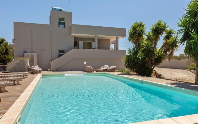 Belvilla by OYO Pool Villa Torre San Giovanni